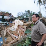 Le Premier ministre Pham Minh Chinh visite une maison complètement effondrée par les inondations dans le village de Phu Huu, commune de Hoa Thinh, province de Dak Lak. Photo : VNA