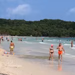 Des touristes profitent de la plage de Bai Khem, située dans le sud de l'île de Phu Quoc. Photo : VNA