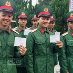Dès le petit matin, de nombreux électeurs, dont des cadres, des soldats et des habitants vivant et travaillant sur l’île de Côn Co, dans la province de Quang Tri, participent avec enthousiasme au scrutin. Photo : VNA