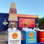 Des soldats votent dans un bureau de vote de la zone spéciale de Truong Sa, province de Khanh Hoa. Photo : VNA