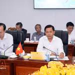 Tran Van Lau (à droite), secrétaire du comité du Parti de la province de Vinh Long, prend la parole lors de la séance de travail. (Photo : VNA)