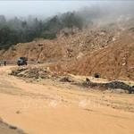 Au col de Khanh Lê (province de Khanh Hoa), un glissement de terrain a enseveli la route sous plusieurs centaines de mètres cubes de terre. Photo : VNA