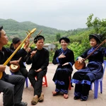 L’artisan Luc Van Tich guide le club de chant Then de la commune de Son Hai, province de Bac Ninh, lors d’une séance d’entraînement. Photo : VNA