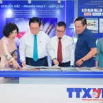 Nguyen Trong Nghia (troisième à partir de la gauche), membre du Politburo et président de la Commission de l'information, de l'éducation et de la mobilisation de masse du Comité central du Parti, visite le stand de l'Agence vietnamienne d'Informaton. (Photo : VNA)