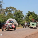 Des habitants cambodgiens de la province de Preah Vihear, frontalière avec la Thaïlande, évacuent la zone pour se mettre à l’abri des affrontements, le 8 décembre 2025. 