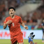 Dans le temps additionnel (90+2), Dinh Bac a inscrit son deuxième but de la soirée à l'issue d'une contre-attaque rapide, scellant la victoire vietnamienne 3-1. Photo : VNA