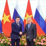 Le vice-Premier ministre permanent Nguyên Hoa Binh (droite) et le conseiller du Président russe Mironov Dmitry. Photo : VNA