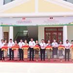 Des représentants des deux pays ont coupé le ruban pour inaugurer l'école primaire et secondaire de l'Amitié dans la province de Salavan au Laos (Photo : VNA)