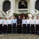 Tran Luu Quang, secrétaire du comité local du parti, visite l'archevêché de l'archidiocèse de cette ville du sud. Photo : VNA
