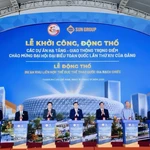 Les délégués à la cérémonie de pose de la première pierre du projet du Complexe national des sports de Rach Chiec. Photo : VNA