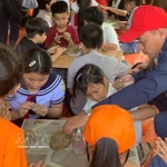 Des élèves de l’école primaire Phu My 1 participent à une activité de fabrication de céramique au village de poterie de Phuoc Tich (ville de Huê). Photo : VNA.