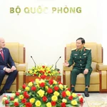 Le chef d'état-major de l'Armée populaire vietnamienne et vice-ministre de la Défense, le général Nguyen Tan Cuong, reçoit le ministre russe de la Protection civile, des Situations d'urgence et des Secours en cas de catastrophe, Aleksandr Kurenkov. Photo / Quan doi nhan dan