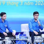 Bui Quang Huy, membre du Comité central du Parti et premier secrétaire du Comité central de l’Union de la jeunesse, répond aux questions de jeunes au Vietnam et à l’étranger. Photo : VNA