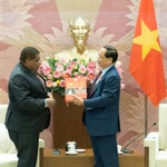 Le vice-président de l'AN, Tran Quang Phuong (droite) et le Secrétaire général de l'UIP, Martin Chungong. Photo : VNA