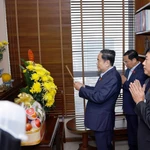 Le président de l’Assemblée nationale Trân Thanh Mân rend visite à la famille et offre de l’encens en hommage à l’ancien secrétaire général du Parti Truong Chinh. Photo : VNA
