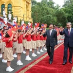 Le secrétaire général du Parti communiste vietnamien, To Lam (à droite), et le secrétaire général du Comité central du Parti révolutionnaire populaire lao et président du Laos, Thongloun Sisoulith, lors de sa visite au Vietnam le 10 septembre 2024 (Photo : VNA)