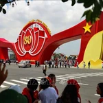 Visite de l'exposition nationale des réalisations, intitulée « 80 ans d'indépendance, de liberté et de bonheur », au Centre des expositions du Vietnam à Hanoï. (Photo : VNA)