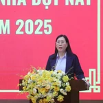 Bui Thi Quynh Van, secrétaire du Comité du Parti provincial de Quang Ngai, prend la parole lors de la conférence (Photo : VNA)