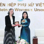 Nguyên Thị Tuyên, membre du Comité central du Parti, vice-présidente du Comité central du Front de la Patrie du Vietnam (droite) et Mme Ramla Khalidi, Représentante résidente du PNUD au Vietnam. Photo : VNA