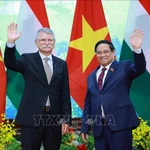 Le Premier ministre Pham Minh Chinh (droite) et e président de l’Assemblée nationale hongroise Kover Laszlo. Photo : VNA