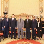 Des représentants d'Hô Chi Minh-Ville et de la délégation du kraï de Perm lors de la réunion du 27 mars (Photo : VNA)