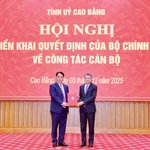 Le Minh Hung, membre du Bureau politique, secrétaire du Comité central du Parti et président de la Commission d'organisation. remet la décision du Bureau politique de nomination de Phan Thang An au poste de secrétaire du Comité provincial du Parti de Cao Bang. Photo : VNA