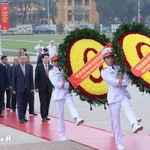 Les dirigeants rendent hommage au Président Hô Chi Minh et aux héros morts pour la Patrie. Photo : VNA