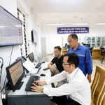 Des cadres et agents du Centre de services administratifs publics du quartier de Tô Hiệu, à Sơn La, traitent des procédures administratives pour les citoyens. Photo : VNA