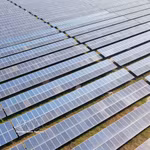 Des installations solaires contribuent au développement des énergies propres dans la province de Hà Tinh. Photo : VNA