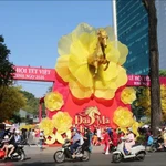 L’exposition artistique « Vó ngựa khai Xuân » met en scène le cheval aux fleurs d’abricot, symbole d’élan et d’aspiration pour la nouvelle année. Photo : VNA