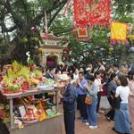 Le site du Phu Tay Ho (quartier de Tay Ho, Hanoï) bondé dans la matinée du premier jour du Têt du Cheval 2026. Photo : VNA