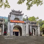 Entrée du temple Bà Triêu. Photo : VNA