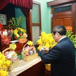 Le Premier ministre Pham Minh Chinh rend hommage au président Hô Chi Minh à la Maison 67. (Photo : VNA)