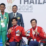 Le nageur Do Thanh Hai (au centre) remporte la médaille d'or et Pham Tuan Hung (premier à droite) la médaille de bronze au 50 m brasse messieurs SB6 (Photo : VNA)