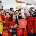 Le Premier ministre Pham Minh Chinh rencontre les élèves lauréats de concours internationaux en 2025, Photo : VNA