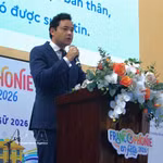 Etienne Ranaivoson, consul général de France à Hô Chi Minh-Ville, prend la parole lors de la cérémonie d'ouverture de la Journée de la Francophonie 2026 au lycée Nguyễn Thị Minh Khai le 11 avril. Photo : VNS 