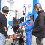 Des habitants achètent de l’essence dans une station-service de la province de Ninh Binh. Photo : VNA.