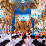 Des fidèles participent à une cérémonie religieuse au Saint-Siège caodaïste de Tây Ninh. Photo : VNA