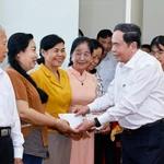 Le président de l’Assemblée nationale, Trân Thanh Mân, offre des cadeaux aux familles bénéficiaires de politiques sociales dans le quartier de Binh Thuy, à Cân Tho. Photo : VNA