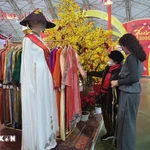 Les stands présentant l'ao dai de Hue (robe traditionnelle vietnamienne) comme un produit culturel distinctif ont suscité un vif intérêt auprès du public. Photo : VNA