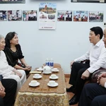 Le président Luong Cuong rencontre des proches du président du Conseil des affaires d'État, Vo Chi Cong. Photo : VNA