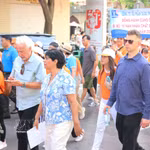 Des représentants de consulats étrangers et des habitants de Hô Chi Minh-Ville participent à la marche de solidarité « Pour les victimes de l'agent orange ». Photo : VNA