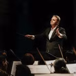 Le chef d'orchestre finlandais Kalle Kuusava dirigera le concert célébrant les grands compositeurs Tchaïkovski, Moussorgski et Bartók à l'Opéra de Saïgon le 20 juin. (Photo : Courtoisie de HBSO)