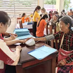 Des médecins examinent des patients. Photo : VNA