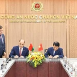 Le ministre vietnamien de la Sécurité publique, le général Luong Tam Quang (droite) et le secrétaire d'État du Conseil de sécurité de la Biélorussie, Volfovich Aleksandr Grigorievich signent un protocole d'accord portant création d'un groupe de travail conjoint visant à élargir et à renforcer la coopération en matière de sécurité. Photo : VNA