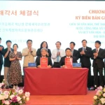 Le Département de la Culture, des Sports et du Tourisme de la province de Bac Ninh et la Fondation pour la Culture et le Tourisme de Jeonbuk, province autonome spéciale de la République de Corée, ont signé un protocole d'accord visant à renforcer les échanges culturels et le développement touristique entre les deux régions. Photo : VNA