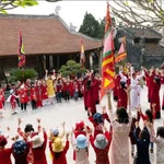 Des élèves de la ville de Viet Tri expérimentent le chant Xoan aux côtés des artisans des troupes Xoan originelles au temple communal de Hung Lo. Photo : VNA