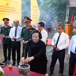 La vice-Première ministre Pham Thị Thanh Trà et les délégués lors de la cérémonie précédant le lancement des fouilles. Photo : VNA