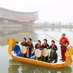 Des chanteurs et chanteuses de chant alterné (Quan ho) interprètent des chants traditionnels et échangent avec le public à bord d’une embarcation. Photo : VNA