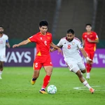 Lê Phat tente de déborder un joueur des Émirats arabes unis U23. Photo : nhandan.vn